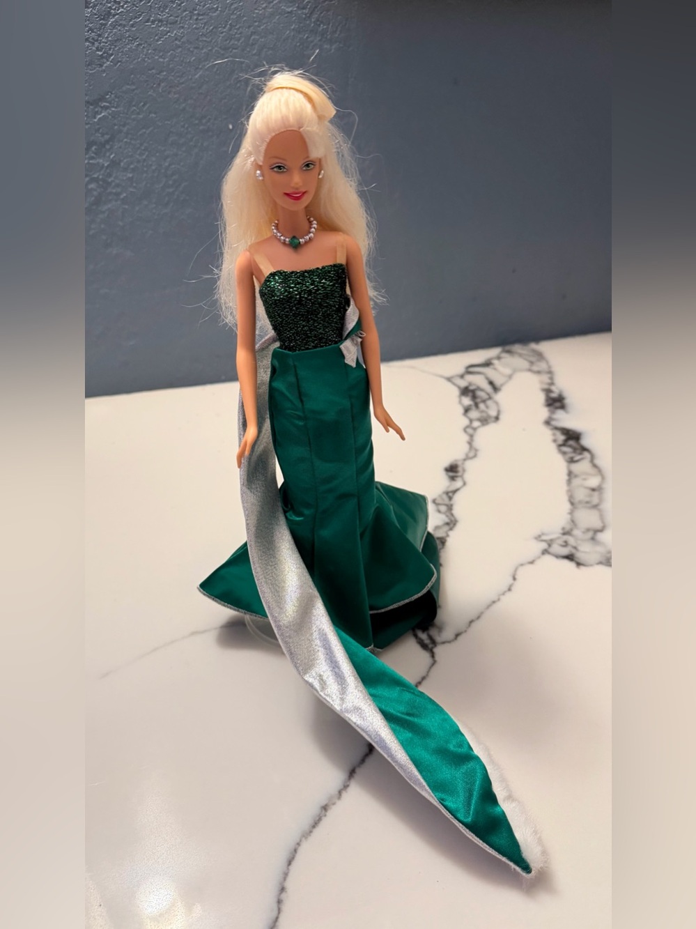 2000 Mattel Barbie Doll From The Holiday Singing Gift Set Emerald Green Gown